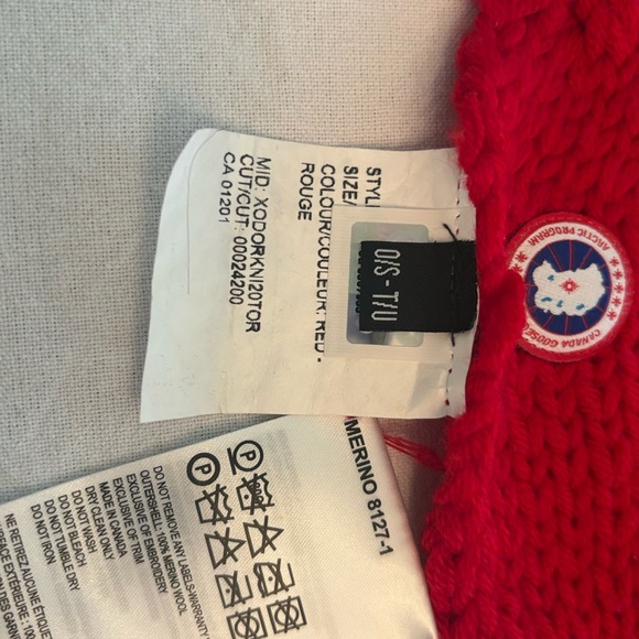 Canada Goose Red Chunky Knit scarf.  Some pulling and small hole. See pics. - Picture 2 of 10